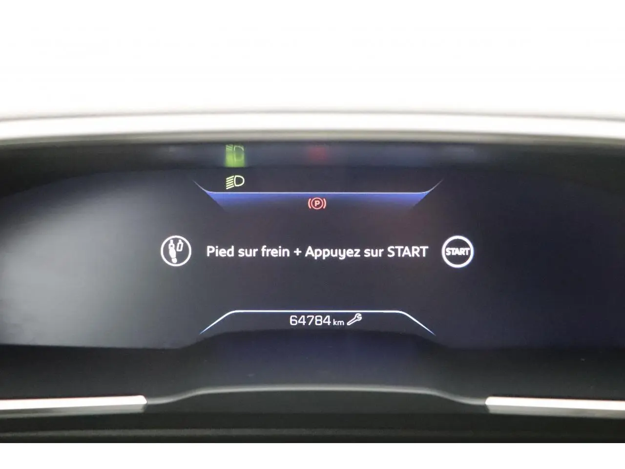 Affichage numérique du tableau de bord Peugeot 508 SW gris platinium montrant l'invite de démarrage moteur.