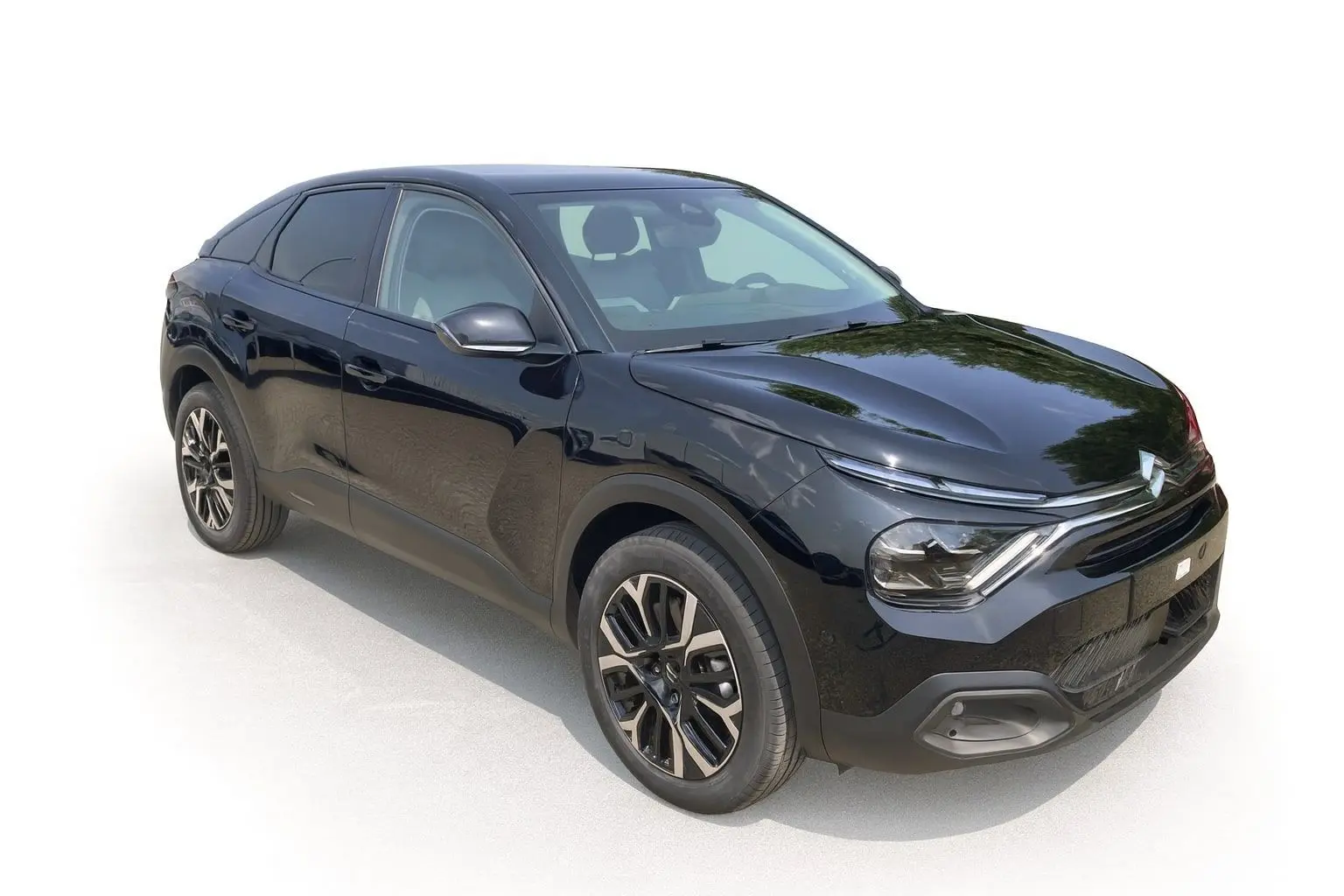 Citroën C4 Facelift Hybrid 145 e-DSC6 Max noir perla vue 3/4 avant avec jantes alliage 18 pouces diamantées.