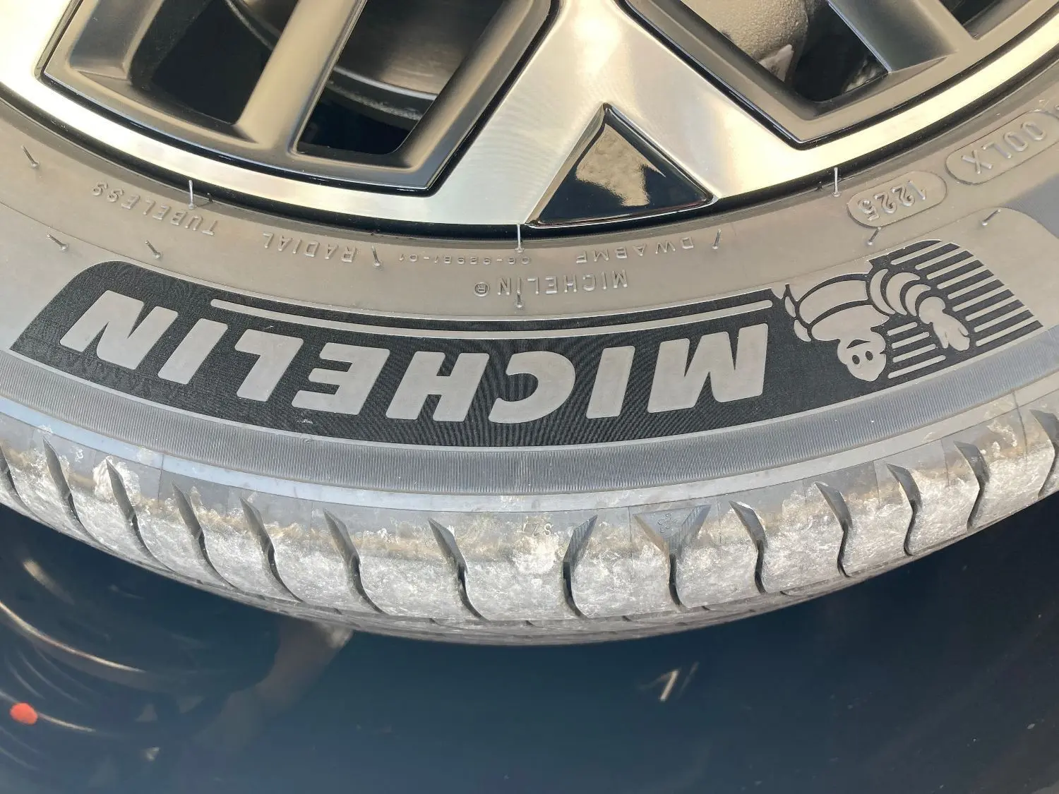 Gros plan sur la jante alliage diamantée 18 pouces et pneu Michelin du Citroën C4 noir Perla facelift hybrid 2025.