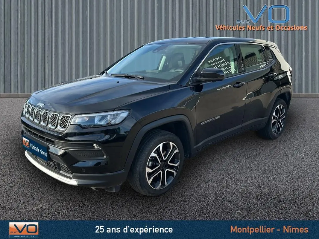 Jeep Compass noir 2024 en vue 3/4 avant droit, avec jantes alliage 18 pouces et calandre distinctive chrome.
