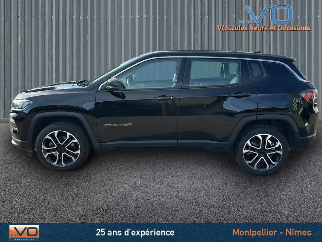 Profil côté gauche du Jeep Compass noir 2024 avec jantes alliage 18 pouces et détails sobres sur fond urbain.