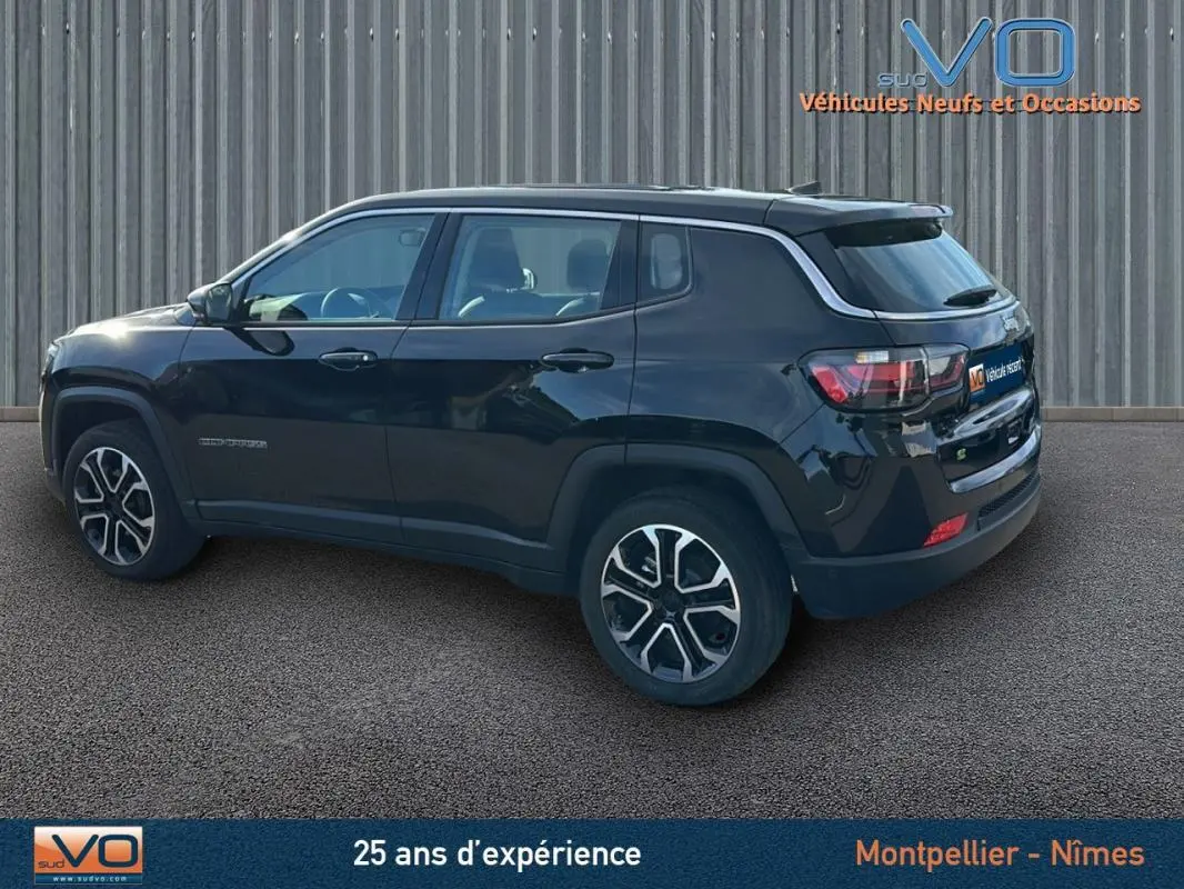Vue latérale droite d'un Jeep Compass noir 2024 avec jantes alliage 18 pouces et vitres teintées.