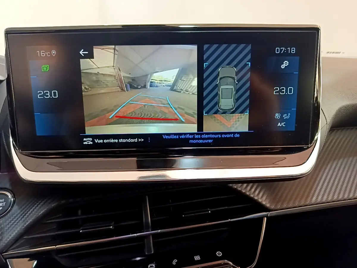 Écran tactile central du Peugeot 2008 gris clair 2021 montrant la caméra de recul et l'affichage de la climatisation.