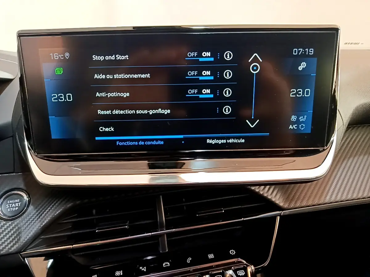 Écran tactile 10 pouces du tableau de bord Peugeot 2008 gris clair, affichant les réglages de conduite.