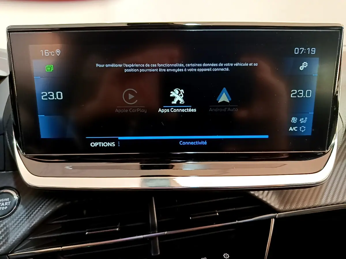 Écran tactile central du tableau de bord du Peugeot 2008 gris clair, affichant Apple CarPlay et Android Auto.