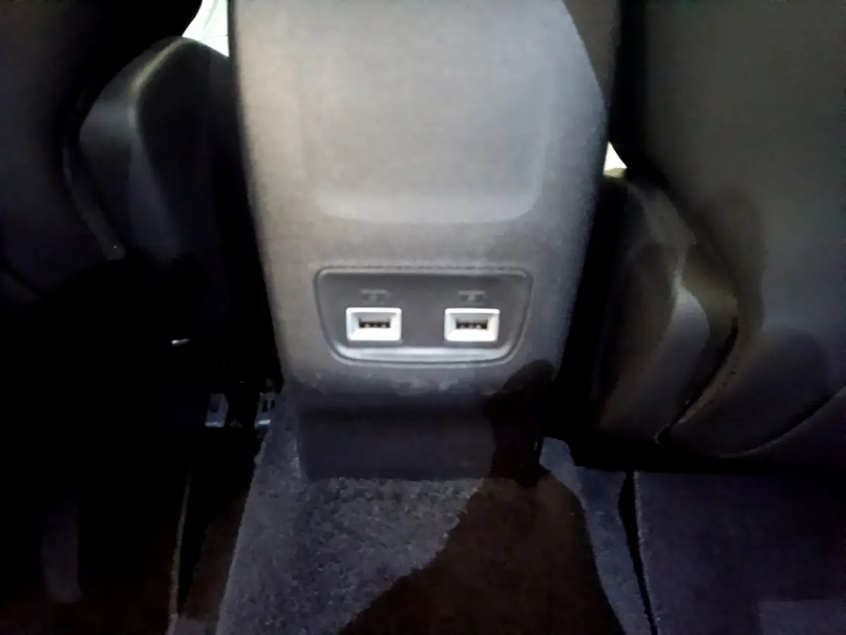 Ports USB doubles situés à l'arrière de la console centrale d'un Peugeot 2008 gris clair 2021.