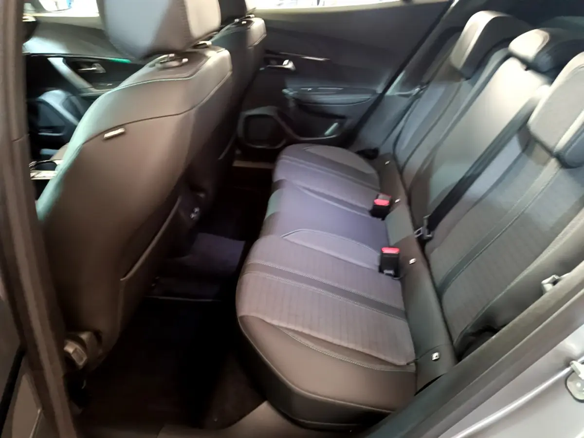 Vue intérieure côté droit des sièges arrière en tissu gris et cuir noir du Peugeot 2008 PureTech 130 Allure Business 2021
