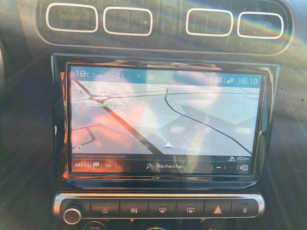 Écran tactile central du tableau de bord du Citroën C3 Aircross gris foncé 2024 affichant la navigation GPS.