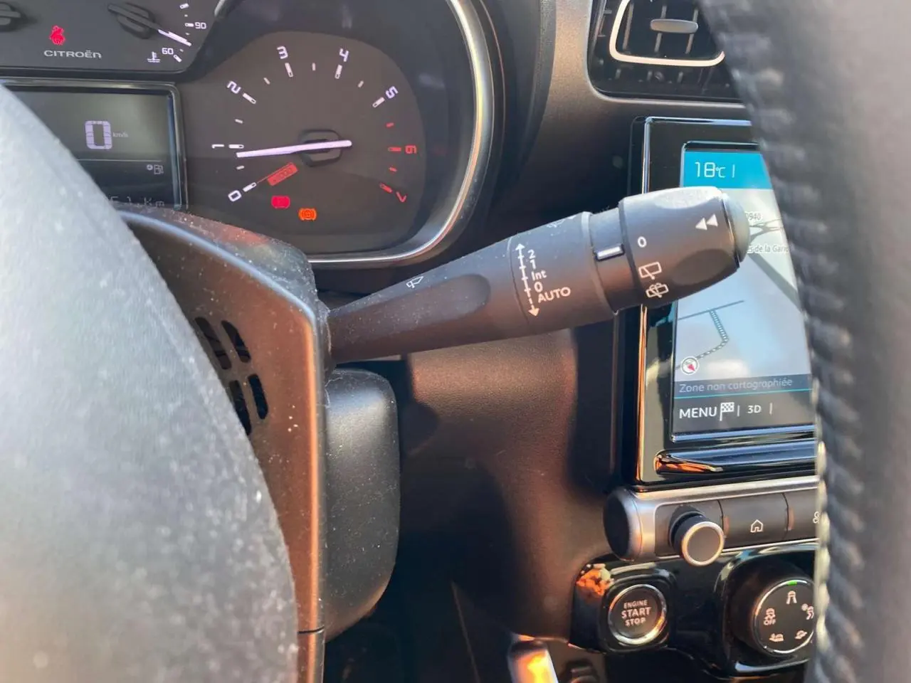 Vue rapprochée du tableau de bord et volant du Citroën C3 Aircross 2024, avec écran tactile et commandes visibles.