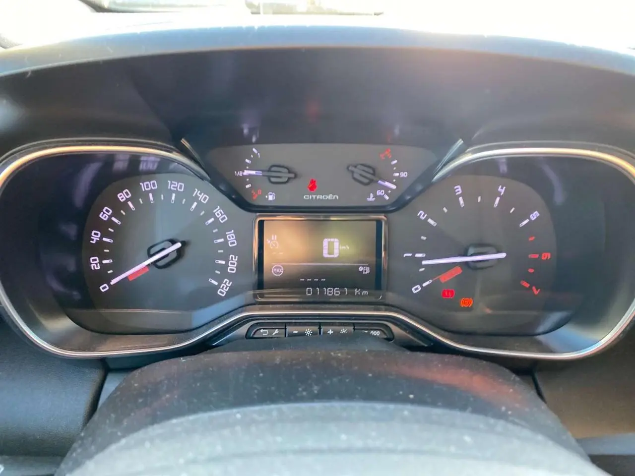 Tableau de bord de Citroën C3 Aircross 2024, affichage numérique au centre, compteurs analogiques vitesse et régime moteur.