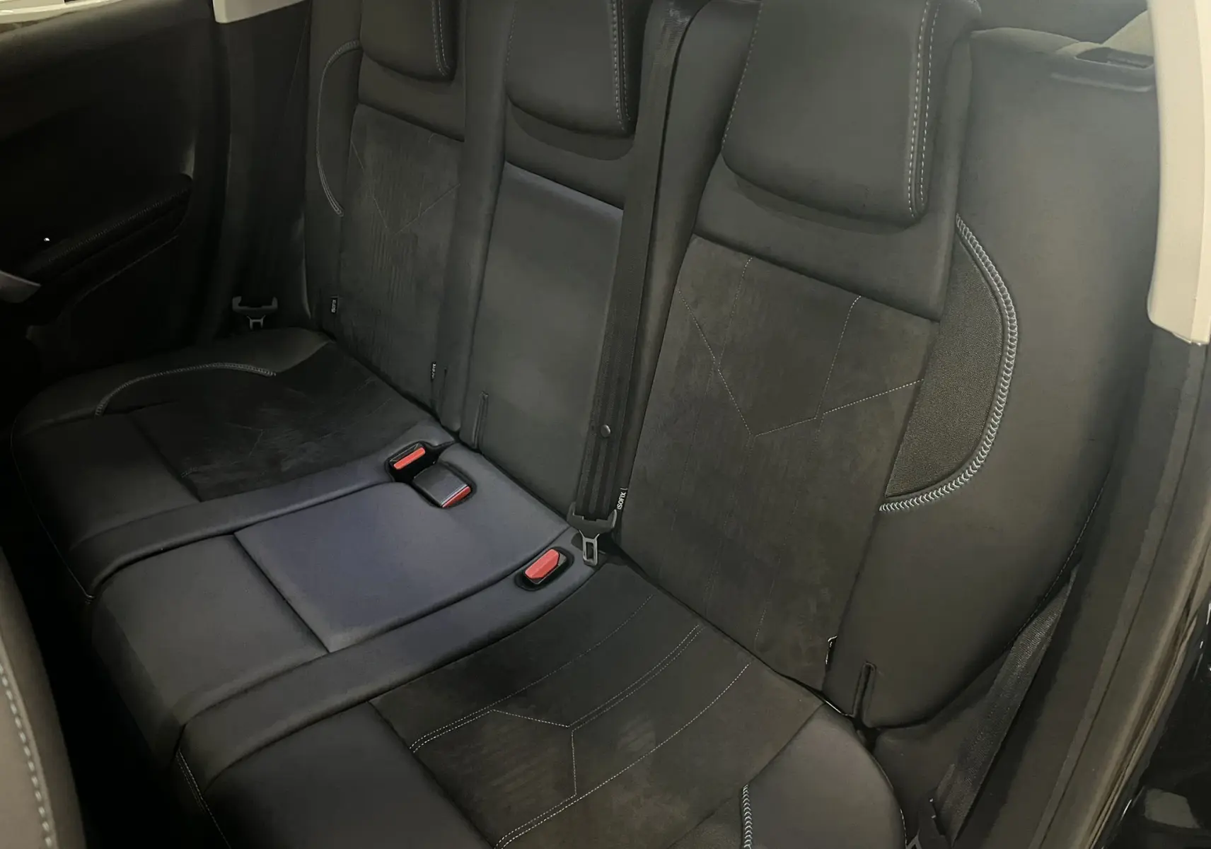 Vue intérieure des sièges arrière en cuir noir du Peugeot 2008 Crossway, soulignant les finitions et les ceintures de sécurité.