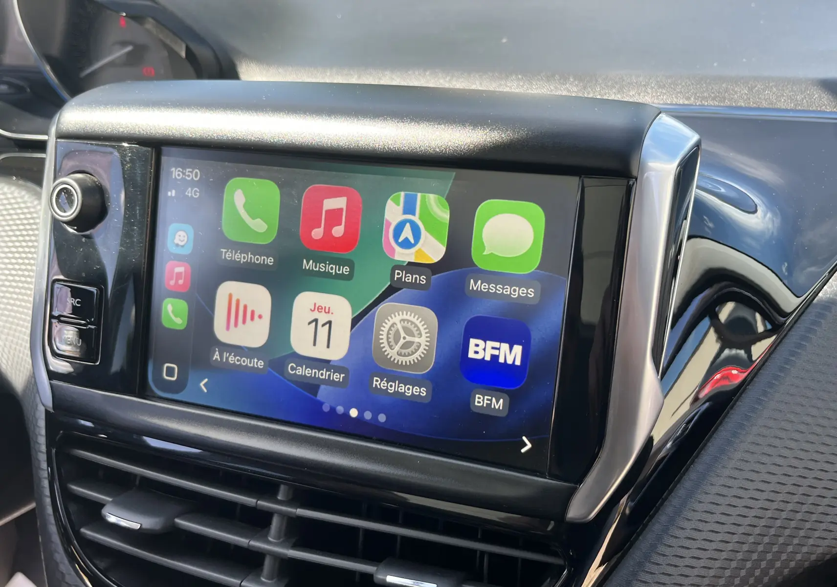 Vue rapprochée de l’écran tactile central du Peugeot 2008 noir, affichant les applications connectées.