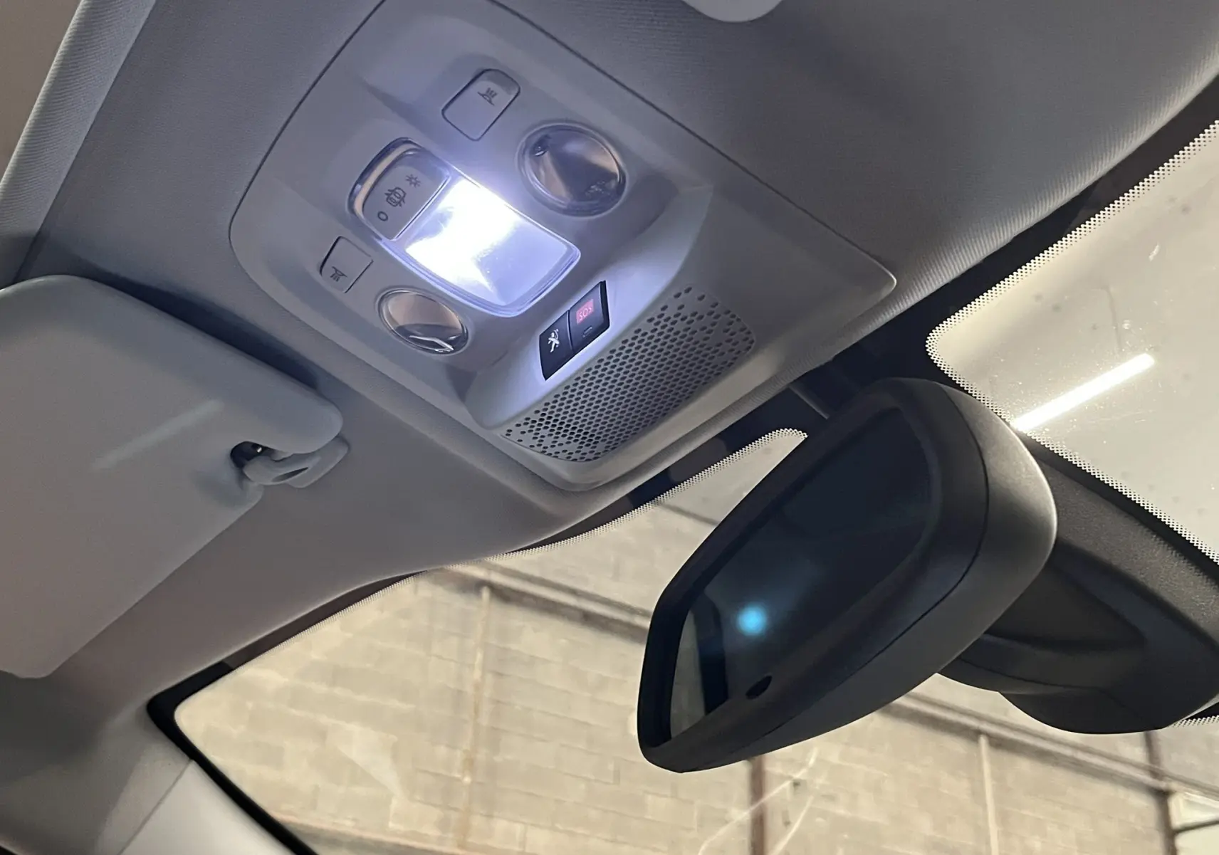 Vue intérieure du plafonnier et du rétroviseur intérieur d’un Peugeot 2008 noir de 2018.
