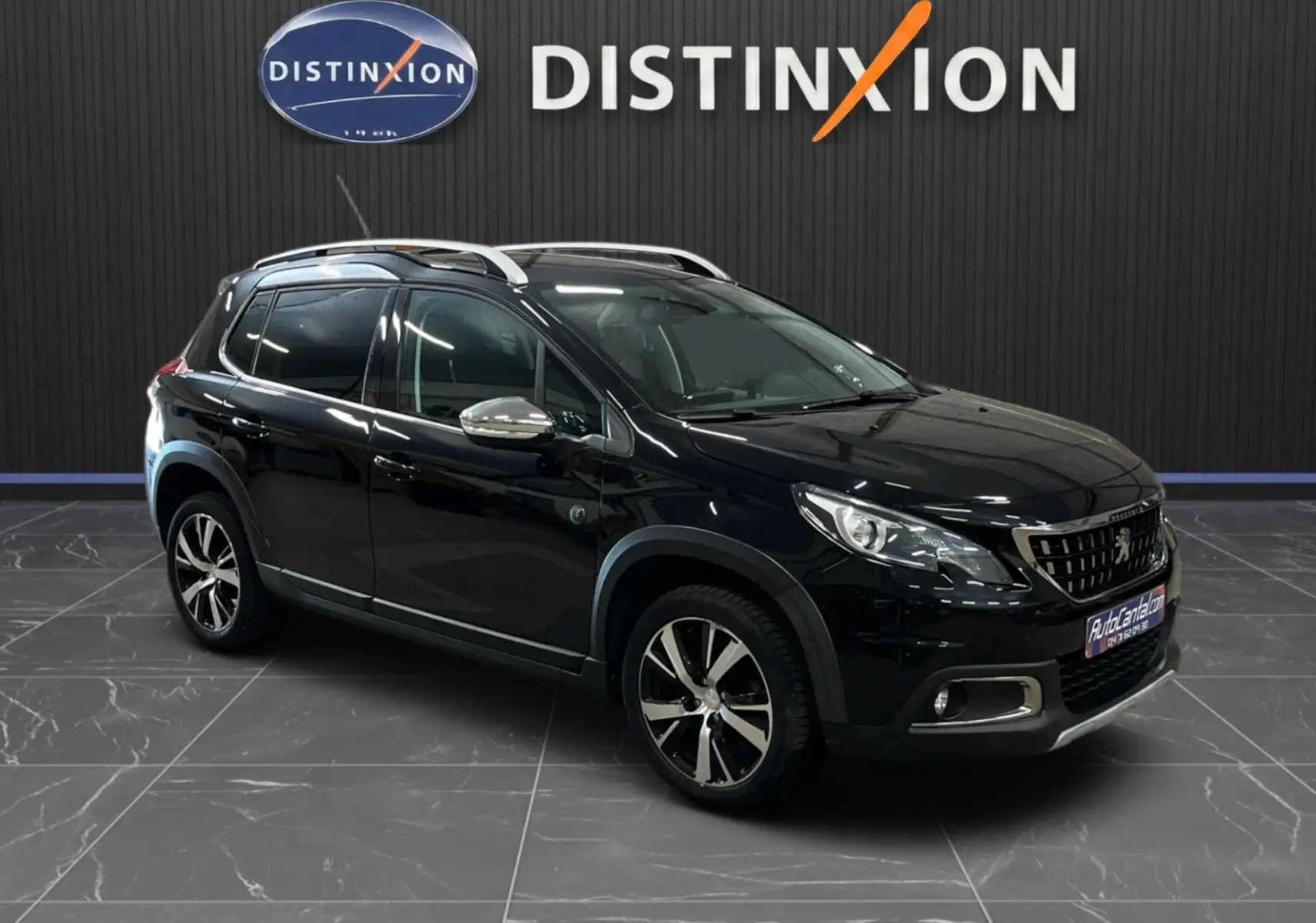 Peugeot 2008 Crossway noir en 3/4 avant droit, avec jantes alliage et barres de toit argentées visibles.