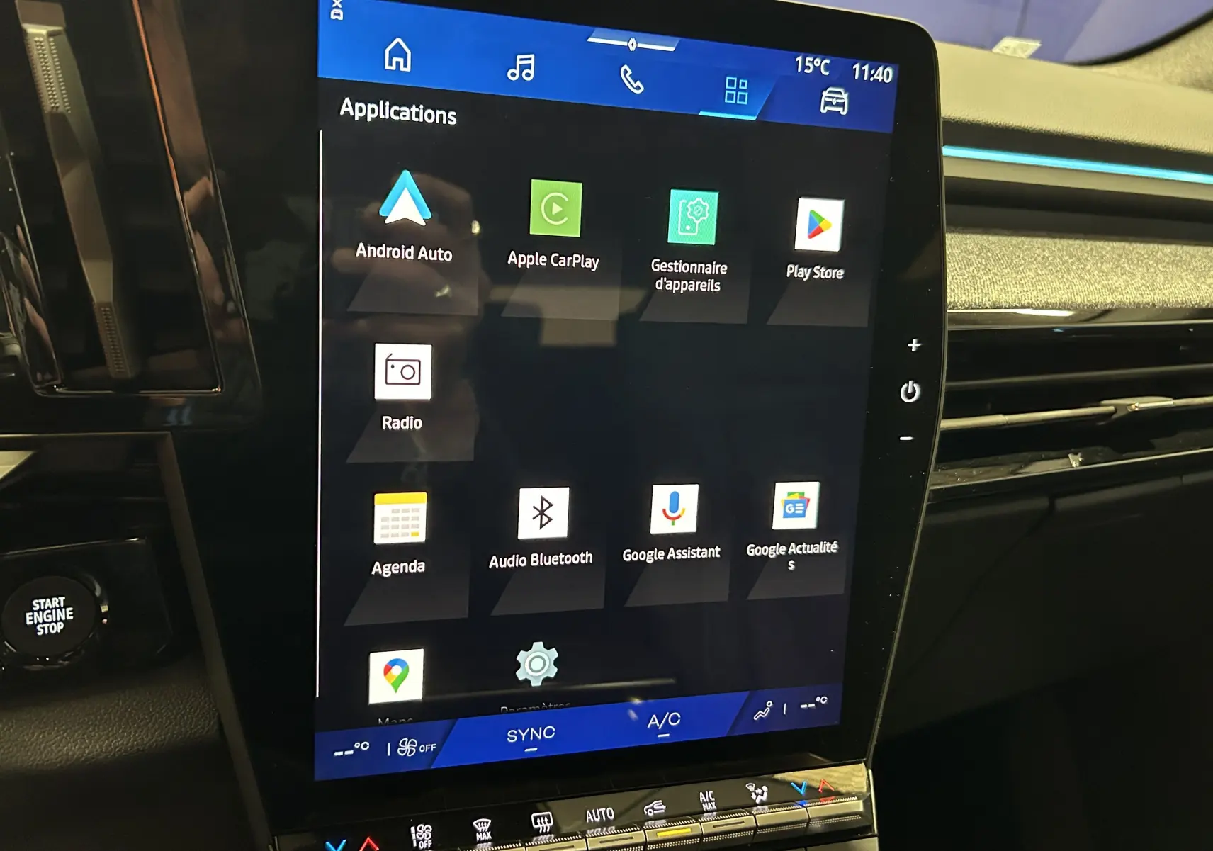 Écran tactile central du tableau de bord du Renault Austral noir étoilé, affichant les applications connectées.