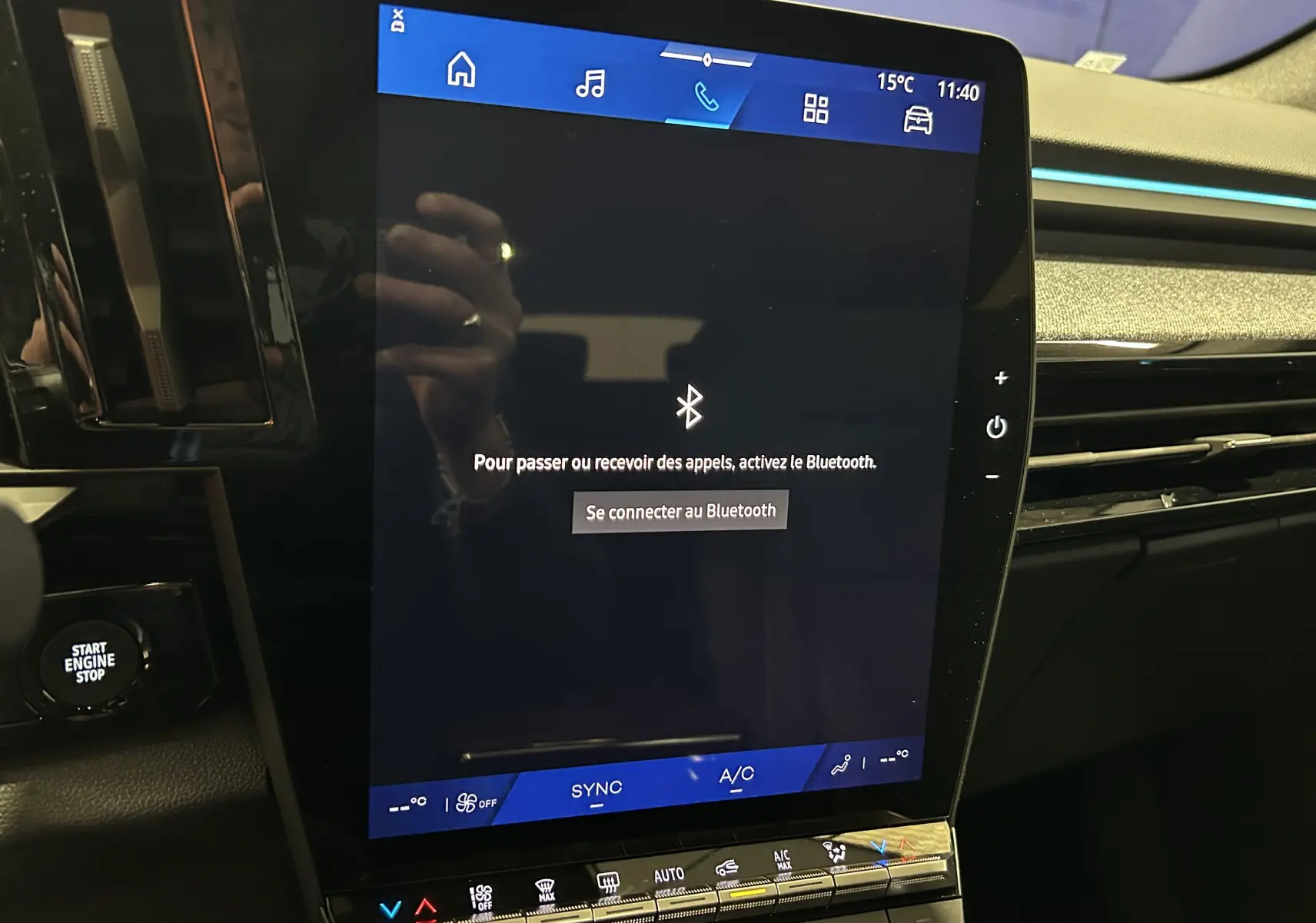 Écran tactile central allumé du tableau de bord d'un Renault Austral noir étoilé, vue rapprochée côté conducteur.