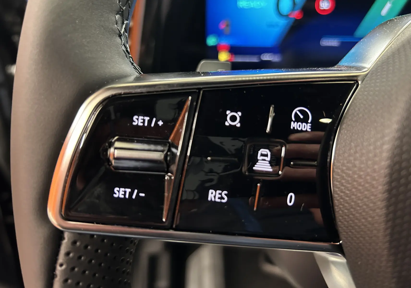 Gros plan sur les commandes de régulateur de vitesse au volant du Renault Austral noir étoilé 2025.
