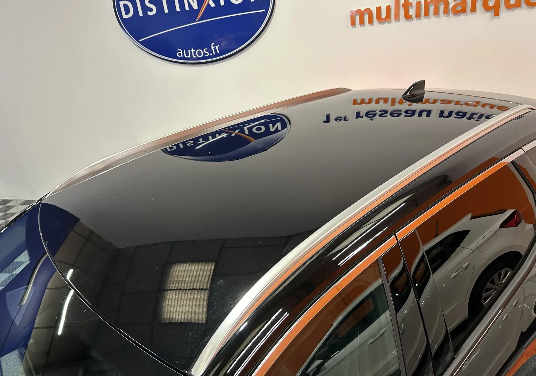 Toit panoramique noir étoilé du Renault Austral Ph.2 E-TECH full hybrid 200 TECHNO vu de dessus côté gauche.