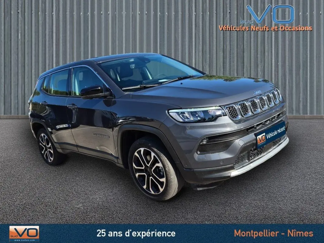 Jeep Compass gris 3/4 avant droit avec jantes alliage 18 pouces, phares LED et calandre distinctive