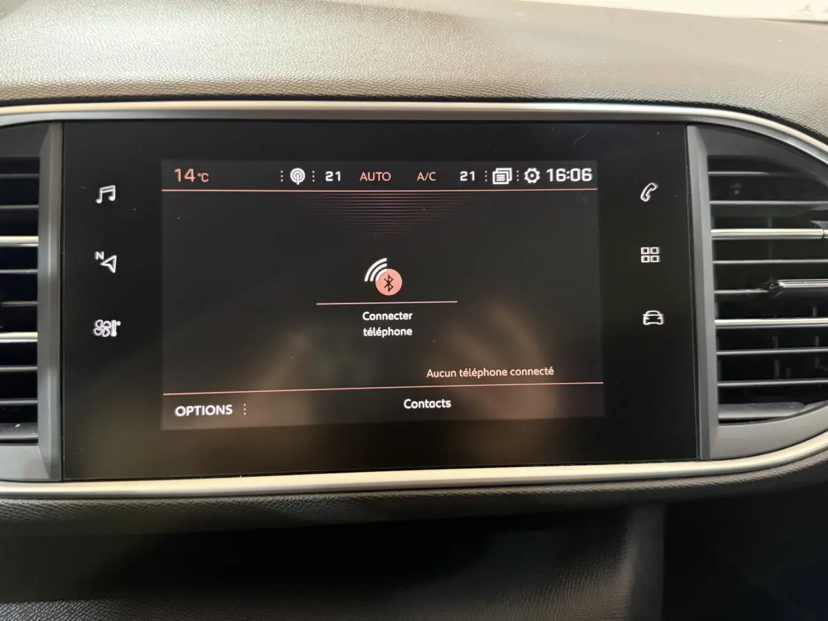 Écran tactile central de la Peugeot 308 Allure 2020 affichant la connexion Bluetooth, entouré de la console noire.