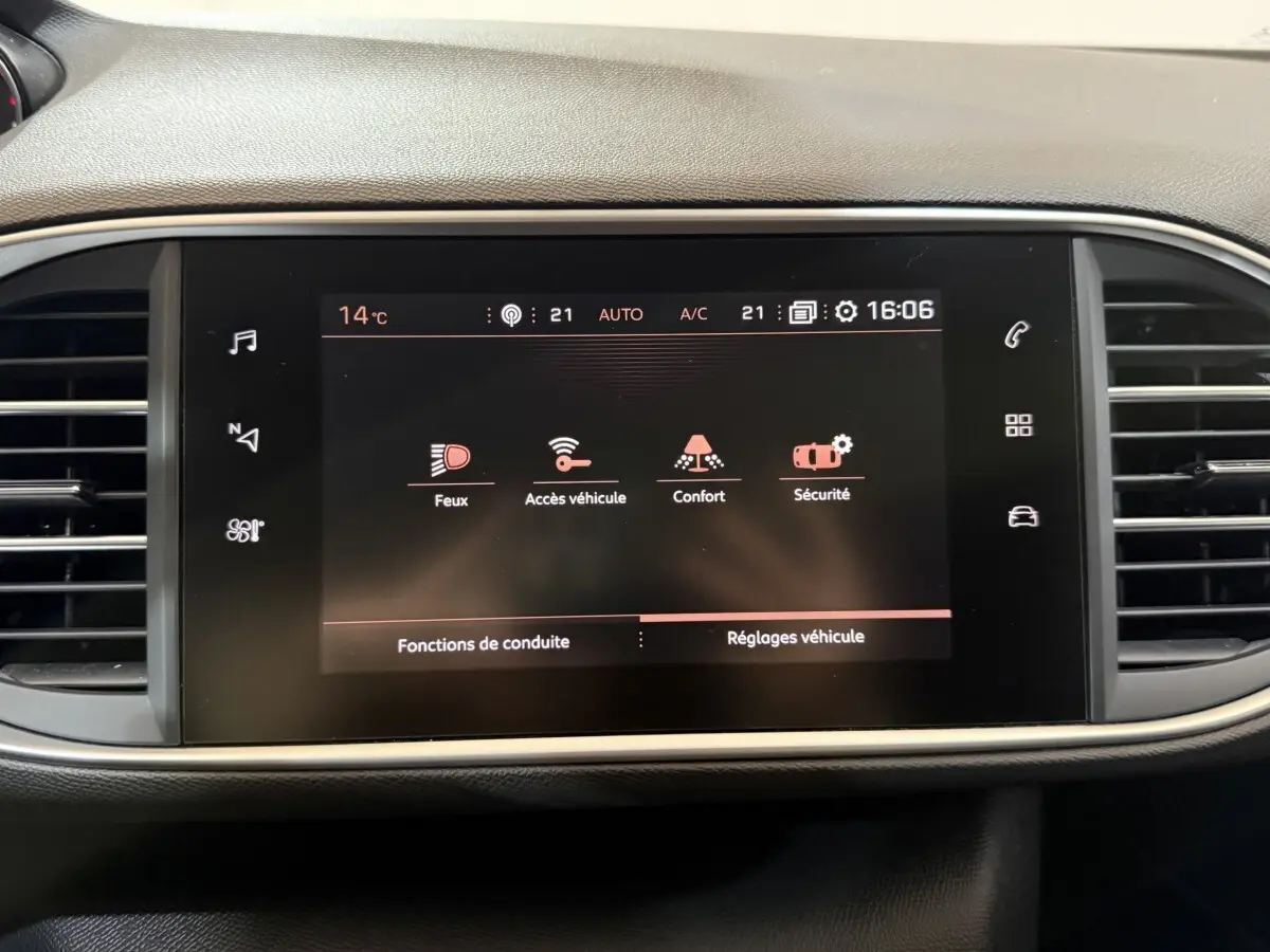 Écran tactile central affichant les réglages du véhicule dans l’habitacle noir de la Peugeot 308 Puretech 130 Allure.