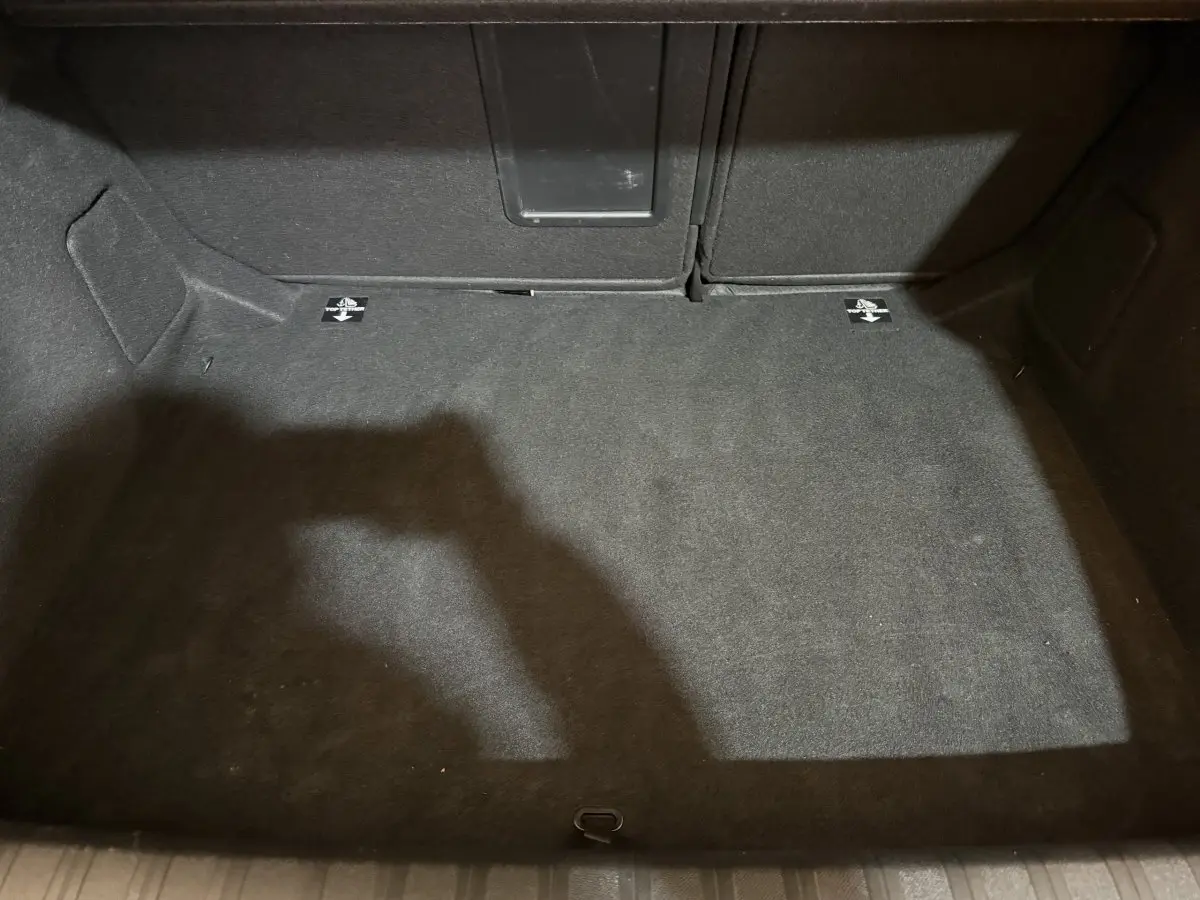 Vue plongeante sur le coffre noir vide de la Peugeot 308 Puretech 130 S&S EAT8 Allure de 2020.