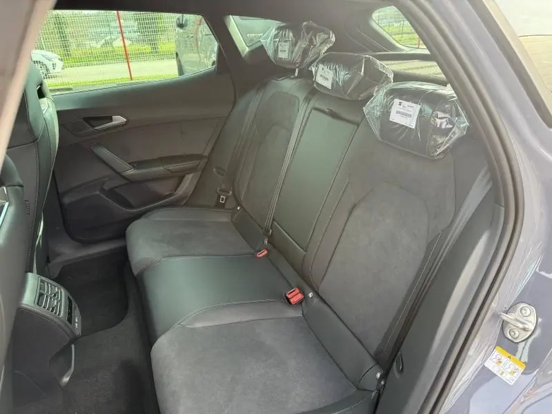 Vue intérieure arrière côté droit des sièges arrière en tissu et cuir noir du CUPRA Formentor 2.0 TDI 150ch Gris Graphène 2026.