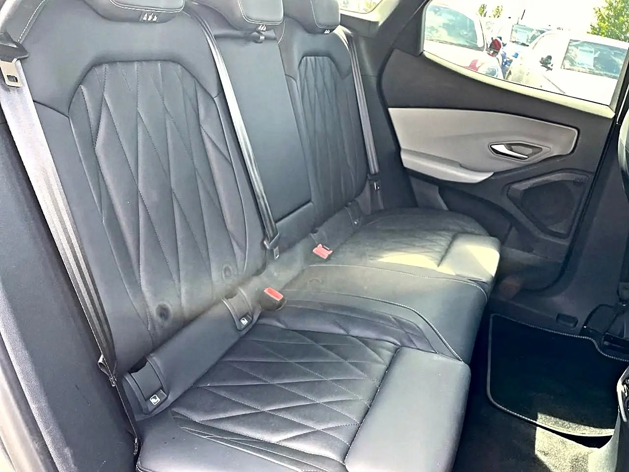 Vue latérale droite de la banquette arrière en cuir noir matelassé du Ford Explorer gris électrique 2025.