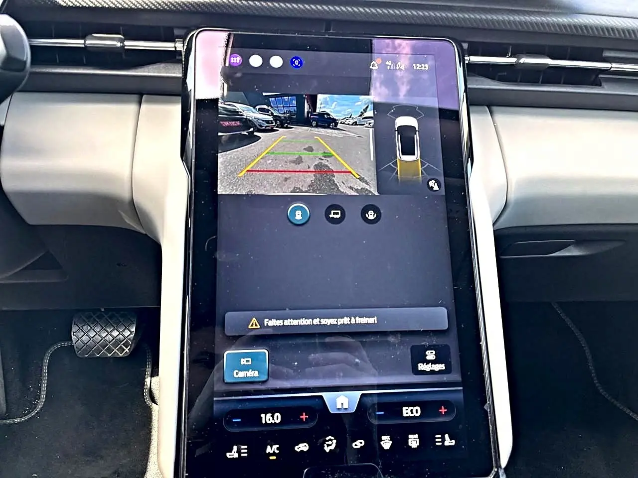 Écran tactile central affichant la caméra de recul dans l’habitacle gris du Ford Explorer 2025.