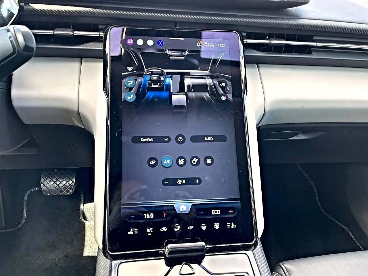 Vue rapprochée de la console centrale avec grand écran tactile noir dans l'habitacle clair du Ford Explorer gris électrique 2025.