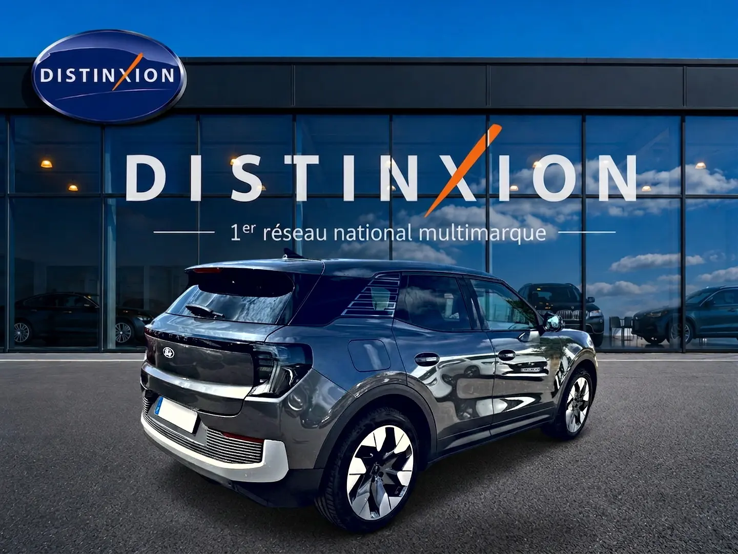 Vue 3/4 arrière droite du Ford Explorer électrique gris métallisé, avec jantes alu et vitres surteintées.