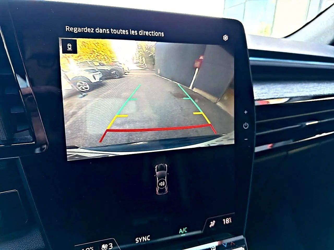 Écran tactile intérieur du Renault Austral noir montrant la caméra de recul avec guidage coloré.