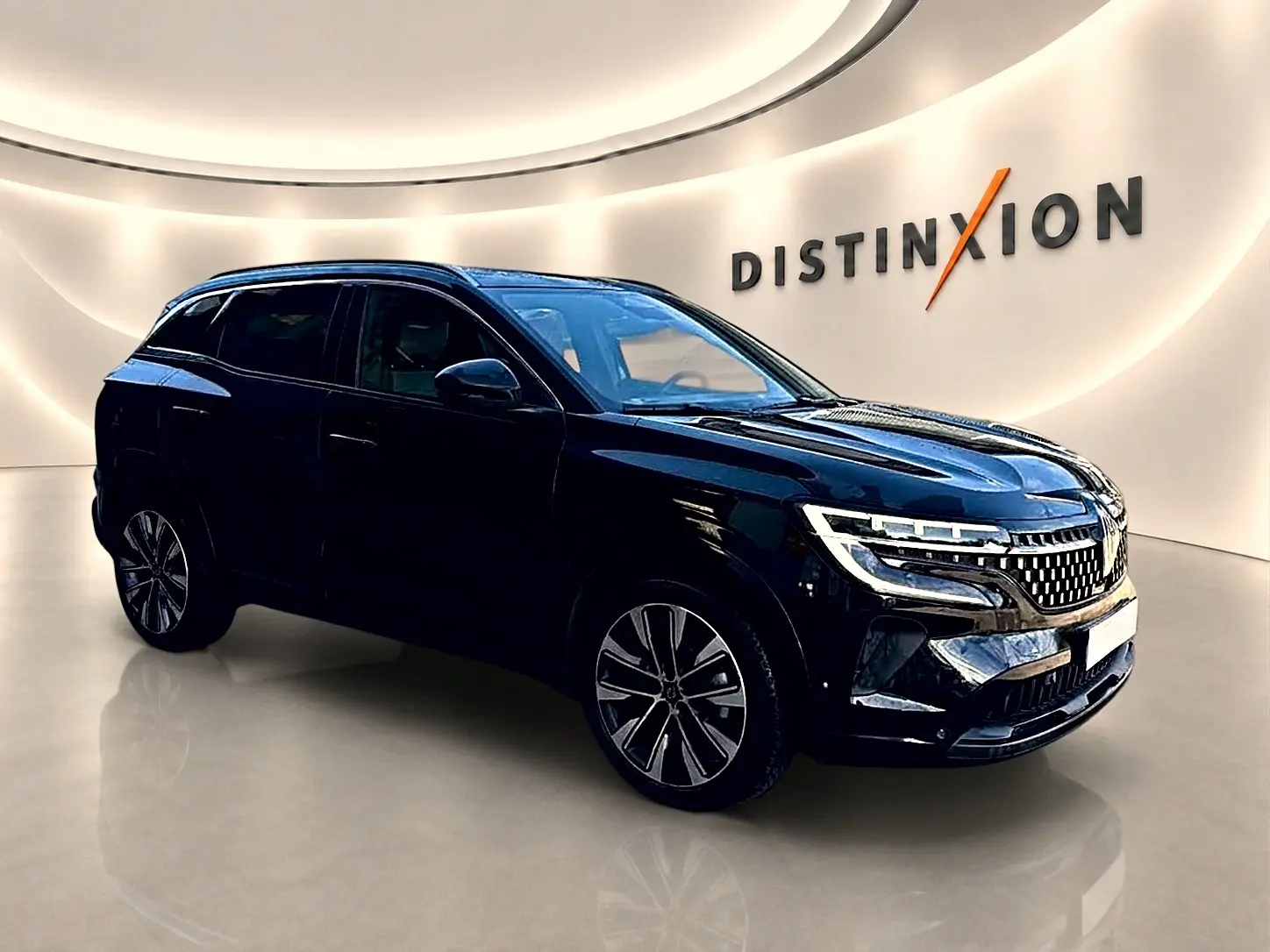 Renault Austral noir en 3/4 avant droit, avec calandre distinctive et jantes alliage modernes, en intérieur showroom.