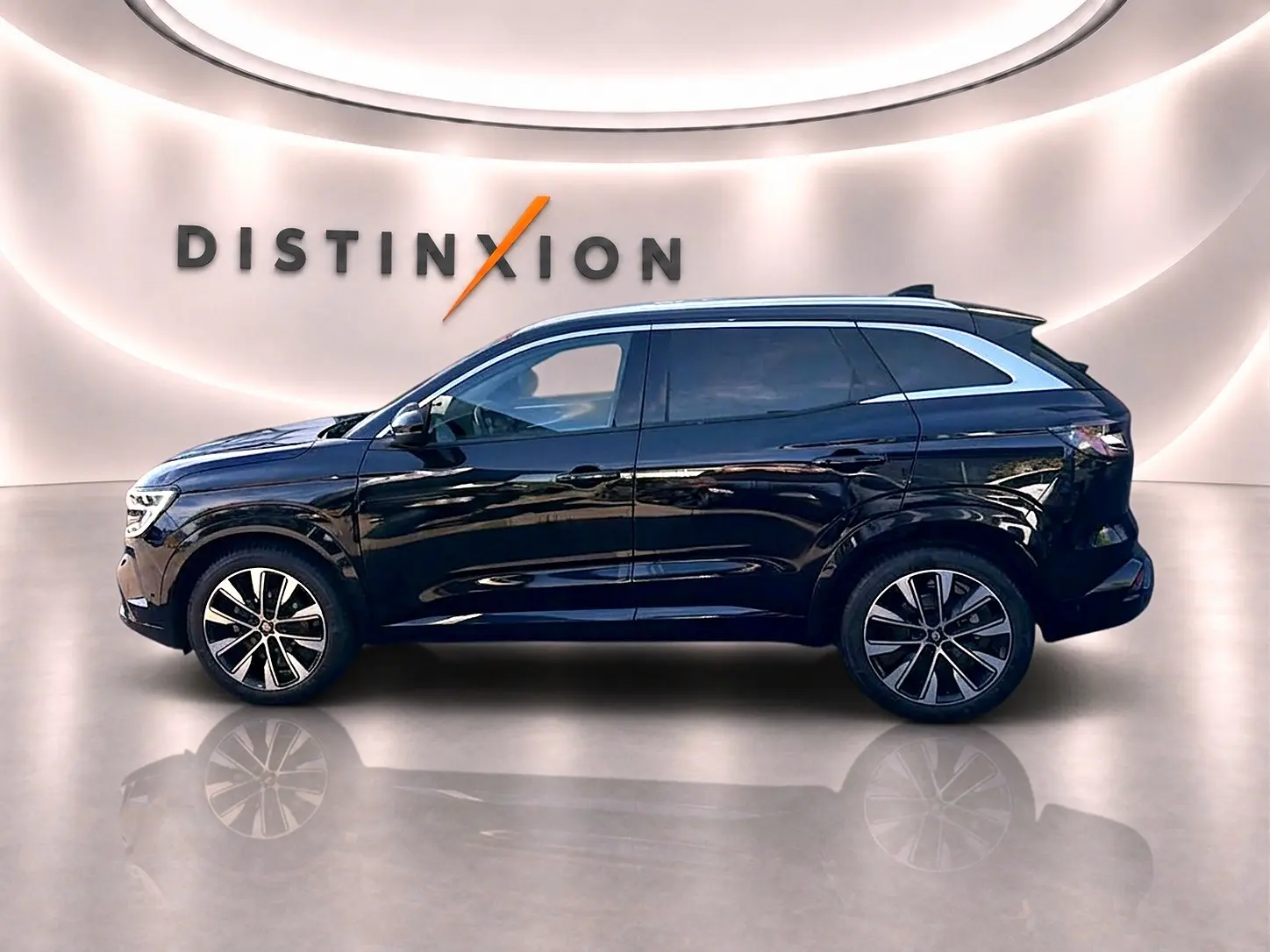Renault Austral noir en profil droit, jantes alliage, vitres surteintées, sur fond lumineux avec logo Distinxion.
