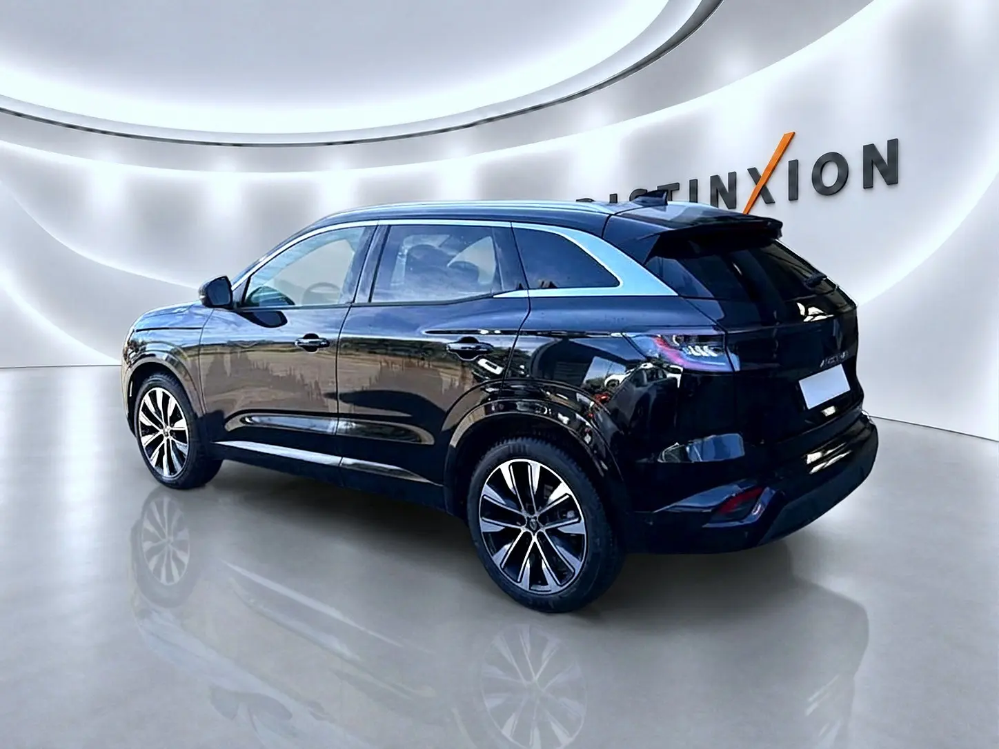 Renault Austral noir vue 3/4 arrière droit, jantes alu et toit avec becquet arrière visible.