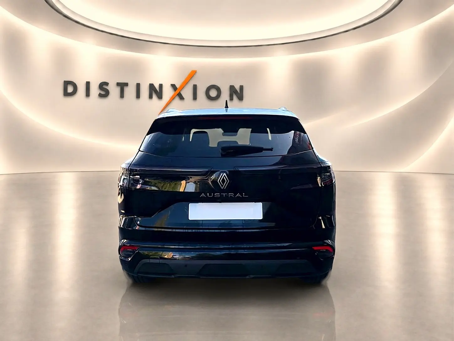 Vue arrière d'un Renault Austral noir 2023 dans un showroom avec logo Distinxion en arrière-plan.