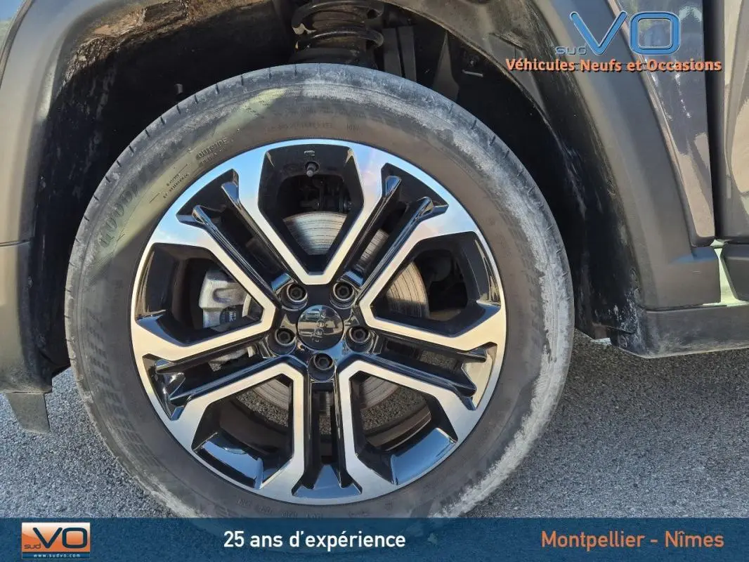 Gros plan sur la jante alliage 18 pouces noire et argent du Jeep Compass gris 2024 côté avant droit.