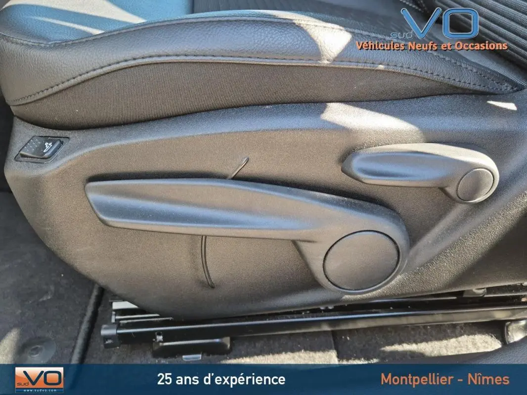 Détail des commandes de réglage manuel du siège conducteur noir du Jeep Compass 2024 en intérieur.