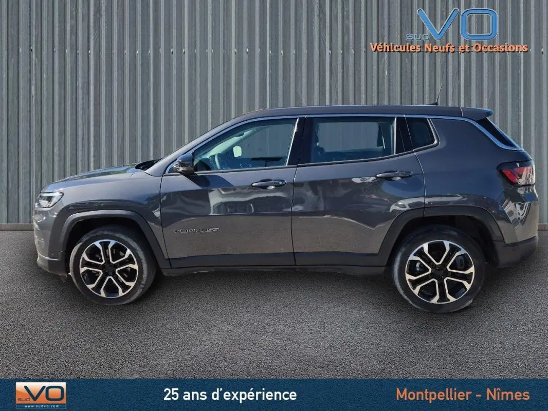 Profil côté gauche du Jeep Compass gris 2024 avec jantes alliage 18 pouces et lignes robustes visibles.