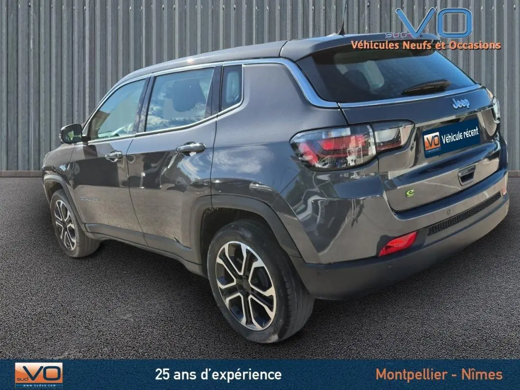 Vue 3/4 arrière droite du Jeep Compass gris 2024 avec jantes alliage 18 pouces et feux LED distinctifs