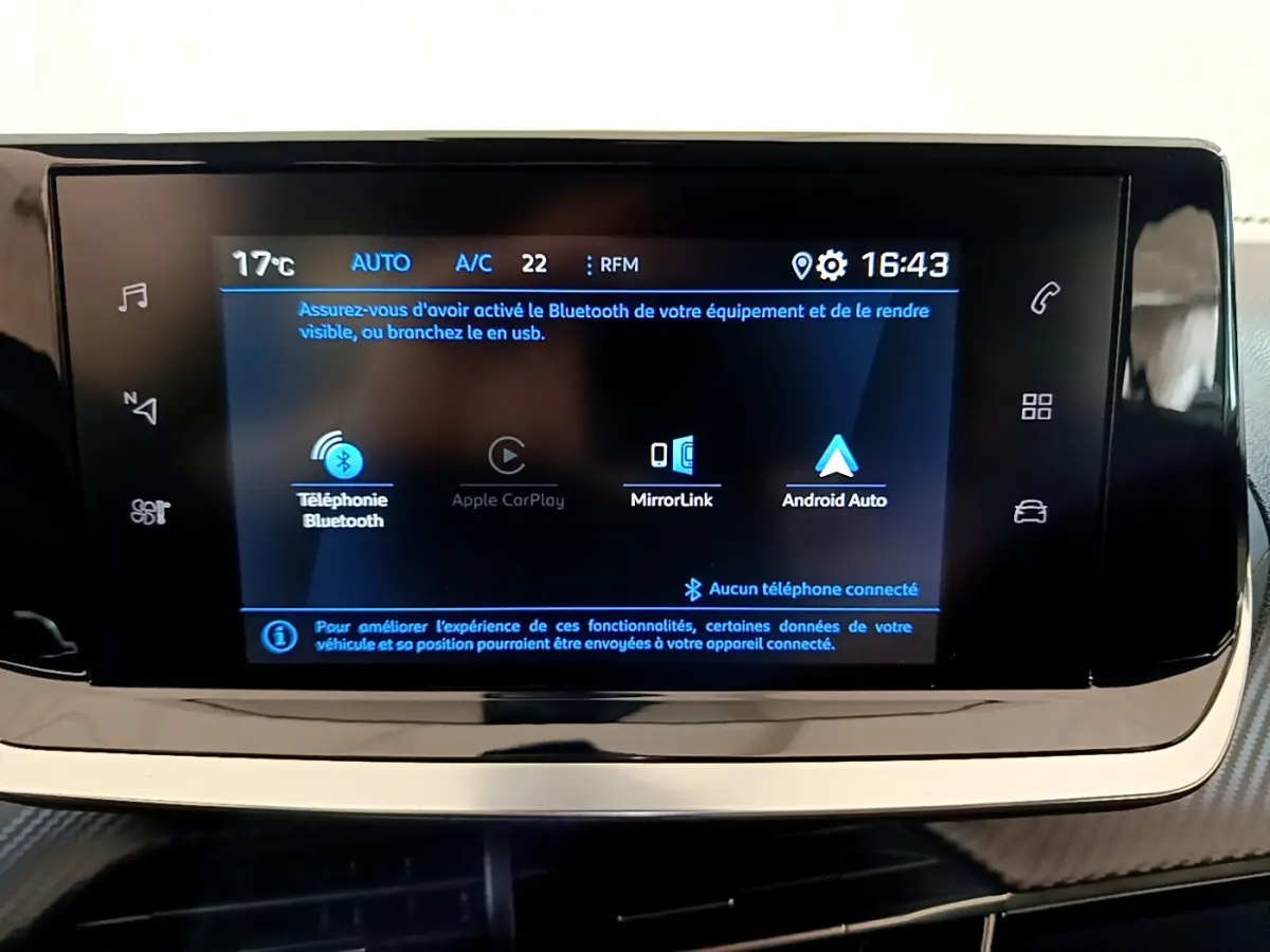 Écran tactile central du tableau de bord du Peugeot 2008 gris foncé, affichant les options Bluetooth et Android Auto.