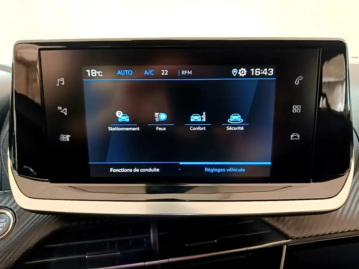 Écran tactile central du tableau de bord du Peugeot 2008 gris foncé, affichant les réglages de conduite et véhicule.
