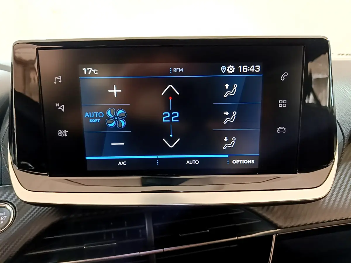 Écran tactile central du tableau de bord du Peugeot 2008 gris foncé, affichant la climatisation automatique à 22°C.