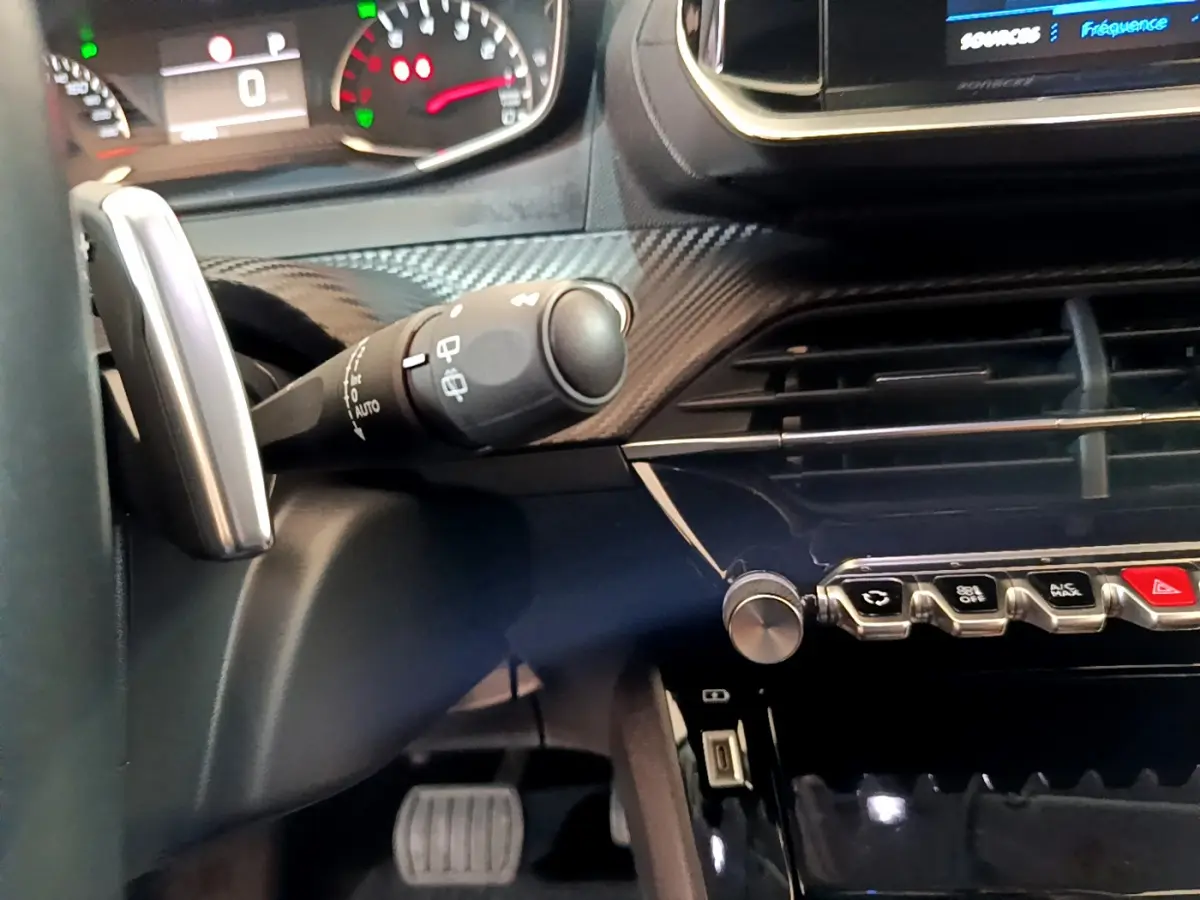 Gros plan sur le tableau de bord et la commande d'essuie-glace de la Peugeot 2008 gris foncé, version 2022.