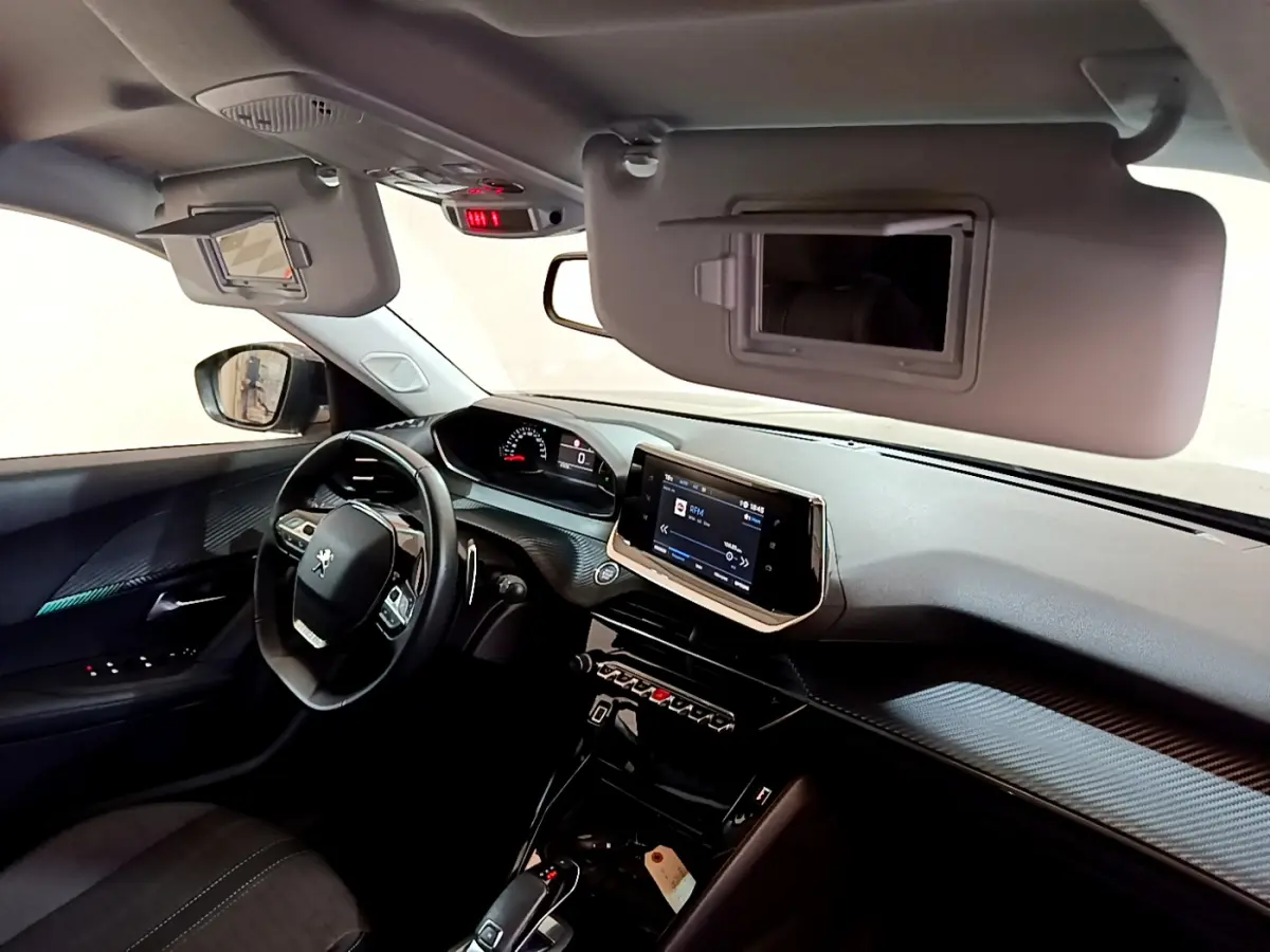 Intérieur du Peugeot 2008 PureTech 130 vue côté conducteur, tableau de bord avec écran tactile et volant cuir multifonctions.