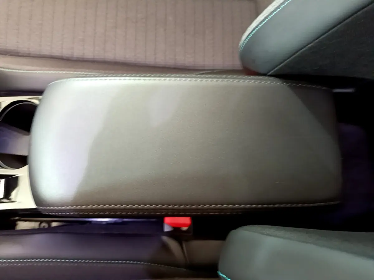 Accoudoir central en cuir gris foncé vu de dessus entre les sièges avant du Peugeot 2008 2022.