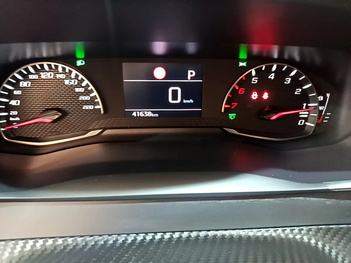 Tableau de bord numérique du Peugeot 2008 PureTech 130, affichant 41 638 km et vitesse à 0 km/h.