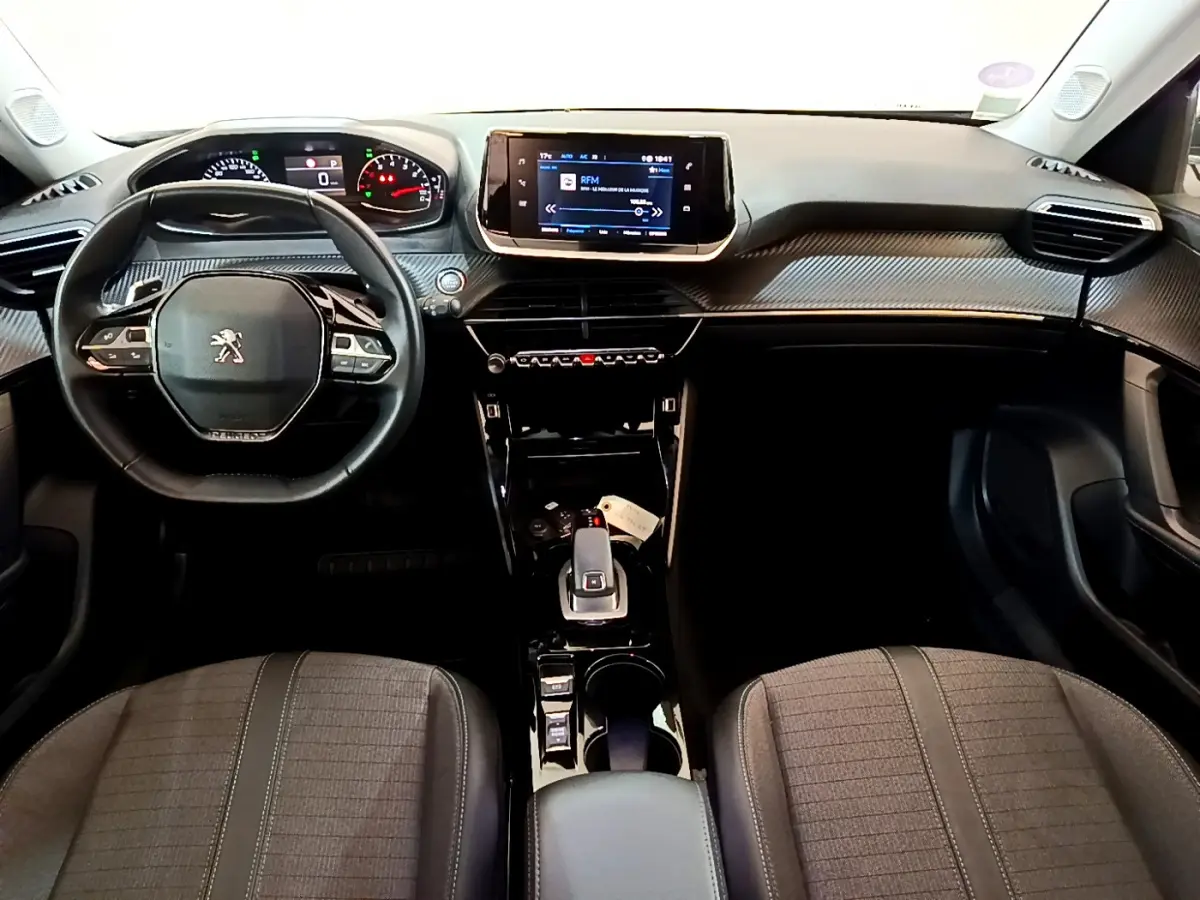 Intérieur du Peugeot 2008 PureTech 130 2022, vue frontale du tableau de bord et volant cuir noir.