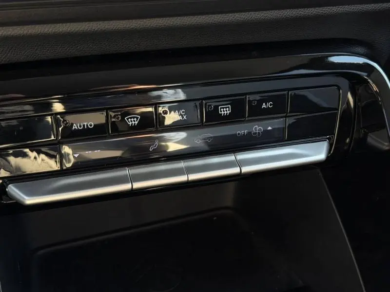 Gros plan sur les commandes de climatisation automatique en finition noire brillante de la Citroën C3 Gris Mercury.