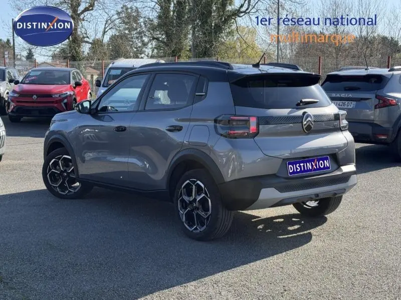 Vue 3/4 arrière droite d'une Citroën C3 2025 gris Mercury avec jantes alu et vitres arrière surteintées.